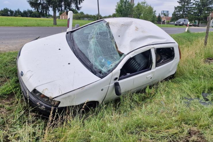 Betontusknak csapdott egy rokba sodrd Fiat Vasasszonyfa hatrban