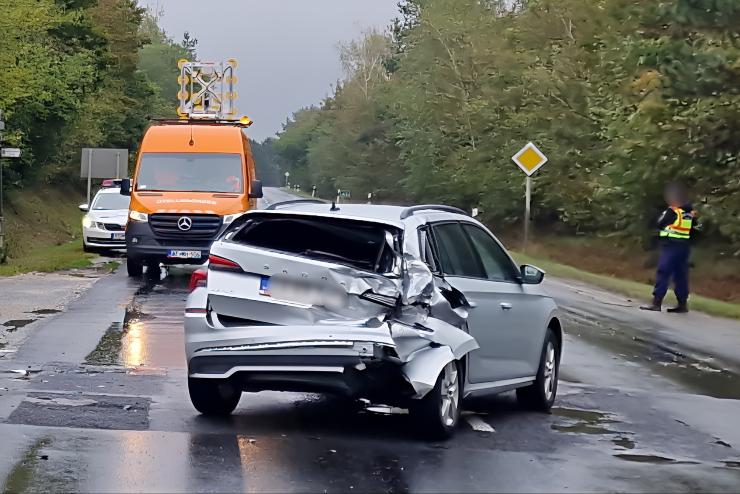 Kanyarod Skodt perdtett meg egy Peugeot furgon a 87-es fton, Kszeg hatrban