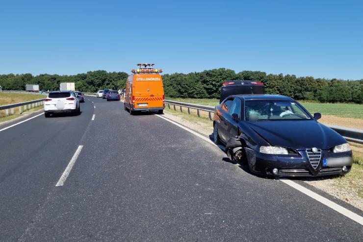 Dashcam: Kanyarban elztt kamiont, tkztt a szembl rkezvel egy Alfa Romeo a 86-os fton (Videval)