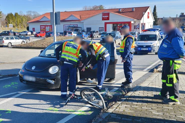 Gyalogtkelhelyen tekert Volkswagen oldalba egy kerkpros Kszegen