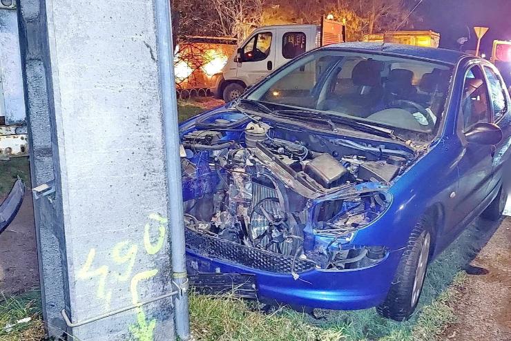 ramsznetet okozott az oszlopnak tkz Peugeot Szombathelyen - ittas volt a sofr