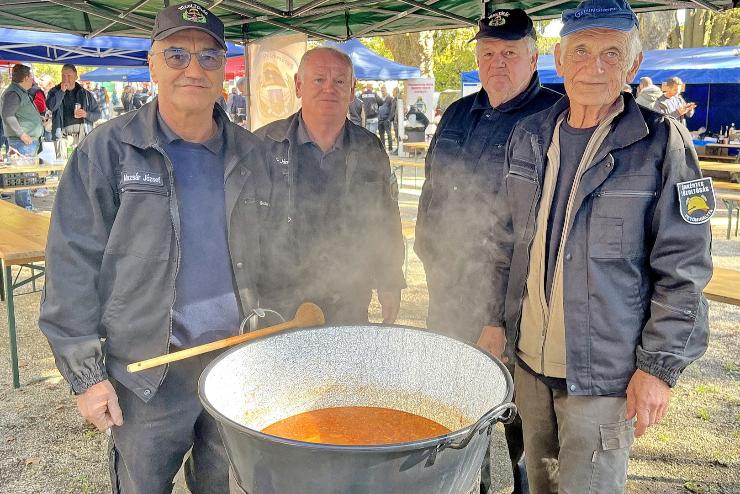 Jtkony clbl fortyog az tel a bogrcsokban Srvron, a Vrparkban - bajba kerlt tzolt megsegtse a cl