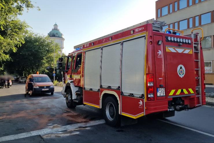 Lengyel csald Fiatjnak motortere fstlt Szombathelyen - gzszag miatt is vonultak a kzelbe a tzoltk