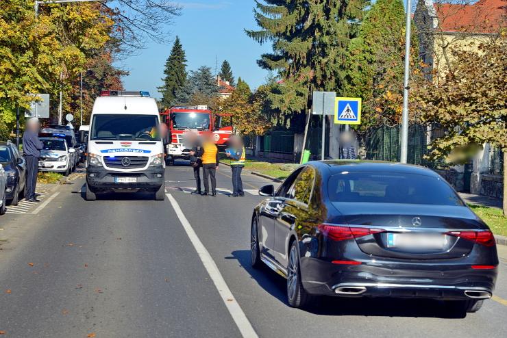 Bizonytsi ksrlet miatt zrtk le s locsoltk fel vzzel az utcarszt – Mercedes sodort el kt diklnyt janurban