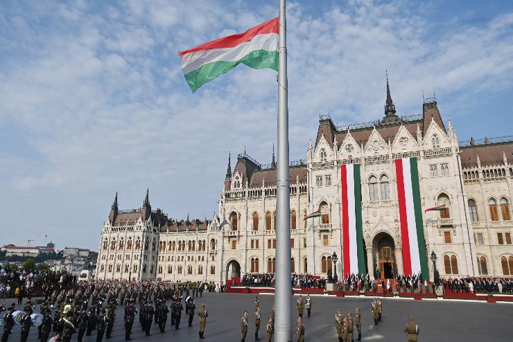 Augusztus 20. - Szalay-Bobrovniczky Kristf: magyarok bkt akarnak, ezrt a haza vdelmbl a mi nemzedknknek is kijut a maga rsze