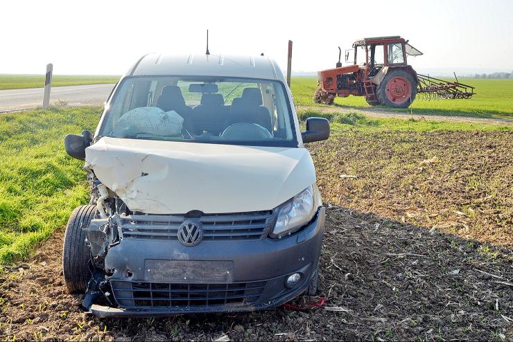 Kanyarod MTZ traktort bortott fel egy elzsben lv VW furgon Csepreg kzelben