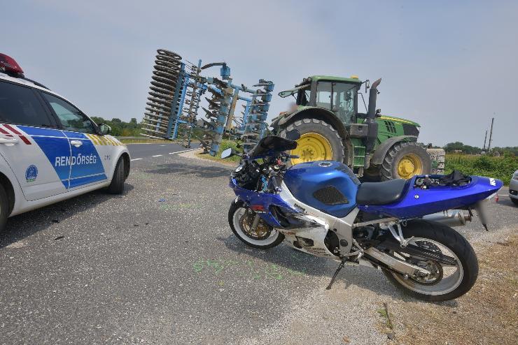 Kanyarod John Deere traktor tkztt Suzuki motorral Krmendnl 