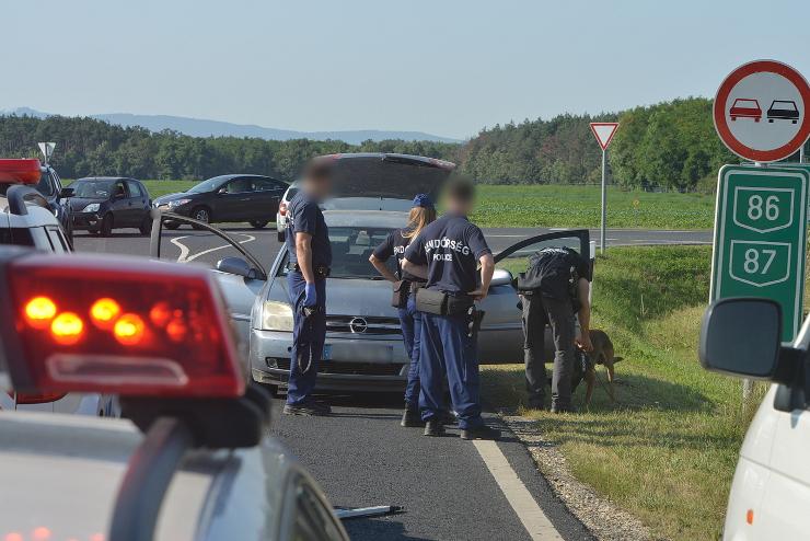 Elmeneklt az embercsempsz Szombathely hatrban, francia rendszm Opellel bukott le 