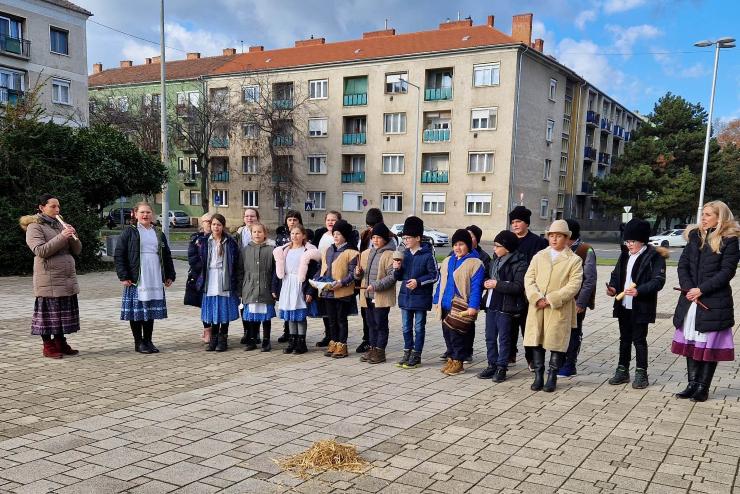 A Derkovits iskola dikjai lucztak a sporthzban