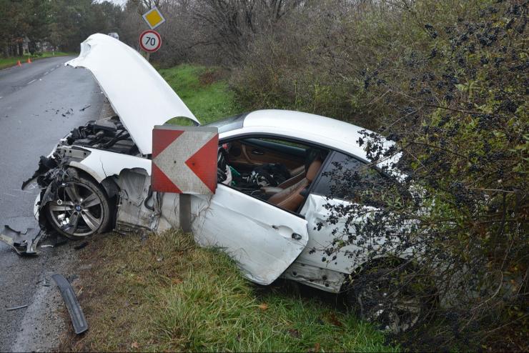 Kt aut csapdott rokba egy Opel miatt Kszegnl - BMW-vel tkztt, ami Mercedesbe hajtott