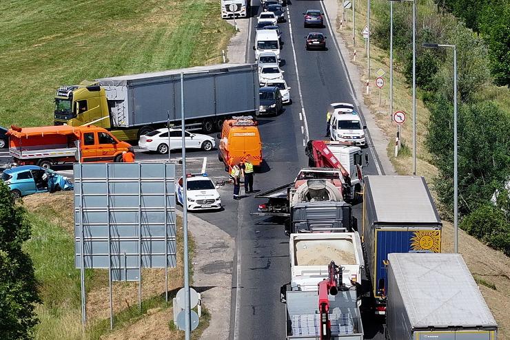 Slyosan megsrlt a Renault figyelmetlen sofrje – fnak csapdott a vtlen Fordja 