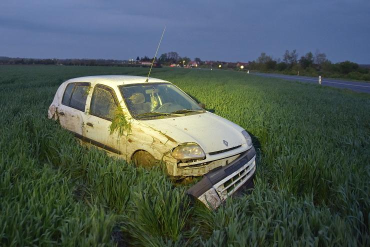 Megcsszott s gabonafldre csapdott egy Renault a 86-os fton 