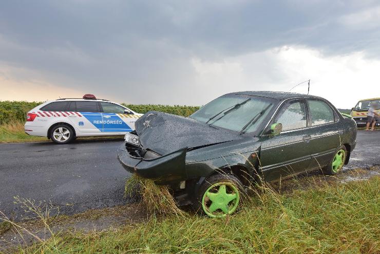 Korhadt fnak hajtott s napraforgtblba sodrdott egy Suzuki Csepreg kzelben 