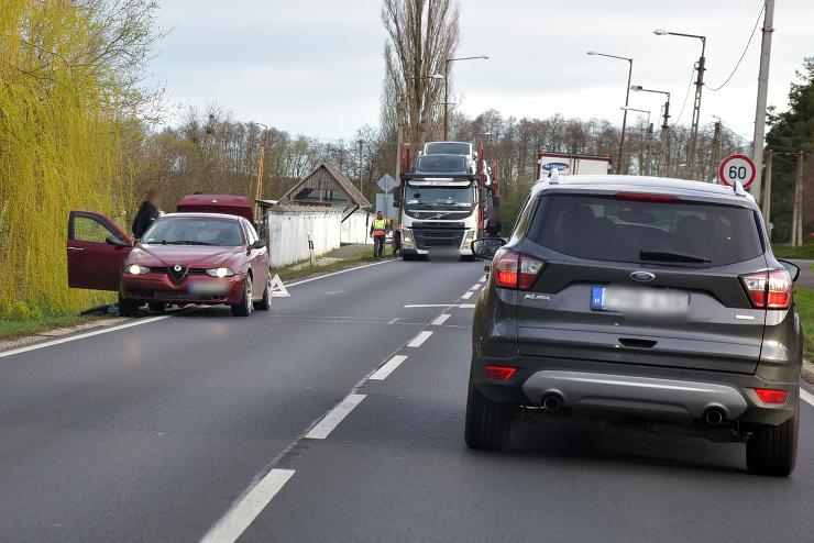 Defektes Alfa Romeo mgtt robbant le egy Volvo trler a 86-oson, Balogunyomnl 