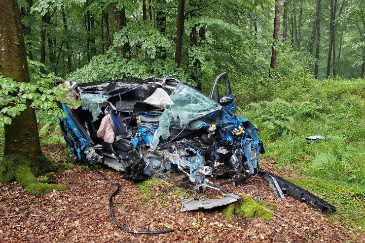 Kiszakadt a motorja a fk kz csapd Opelnek Felsszlnk kzelben 