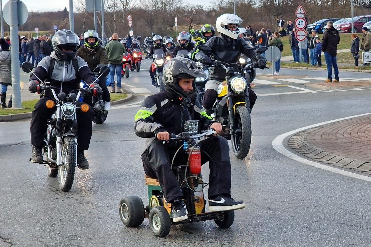 Kzel 400 motorral indult a szilveszteri felvonuls Szombathelyen 