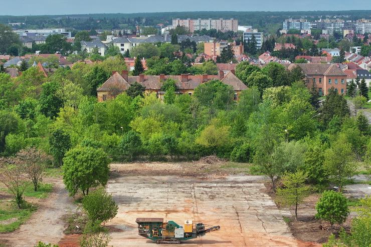 Lebontottk a huszrlaktanya tbb romos plett (vide) 