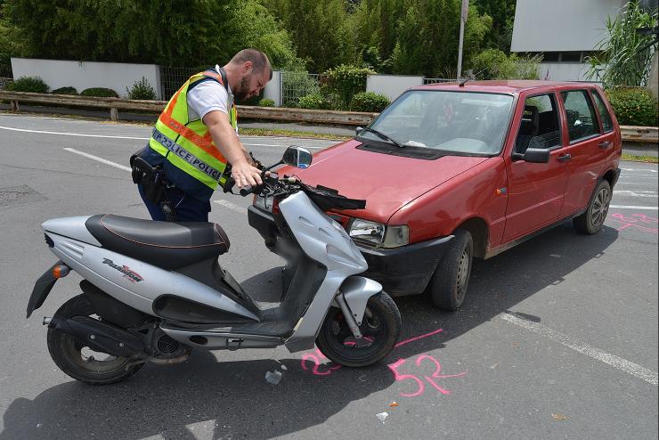 Megllt a STOP-tblnl, majd kanyarod robognak gurult egy Fiat 