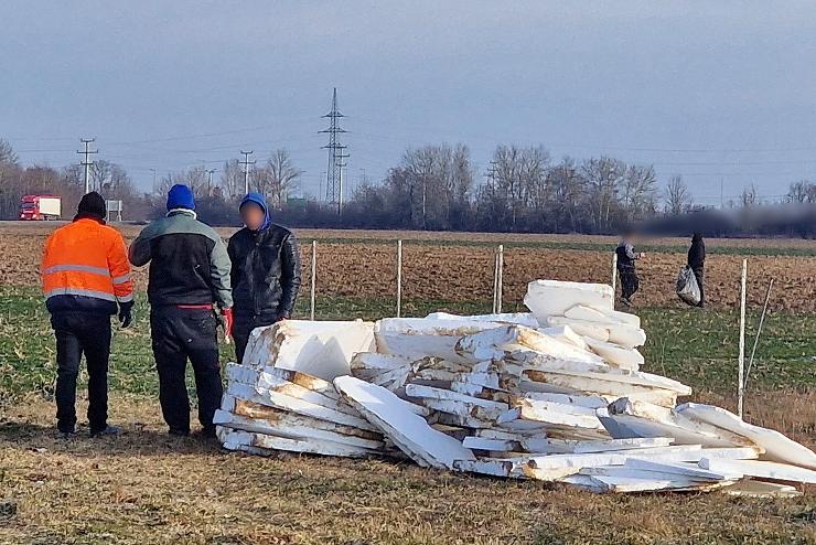 ptmunksok szedtk ssze a viharban elreplt hszigetel lapokat 