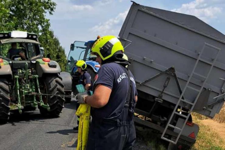 Bzt szllt traktor ptkocsija dlt meg Bknl