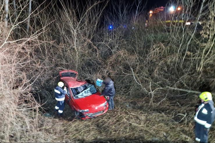 Szalagkorltot gyrve borult a mlybe egy Fiat a 8-as ftrl, a Csrnc-patak kzelben