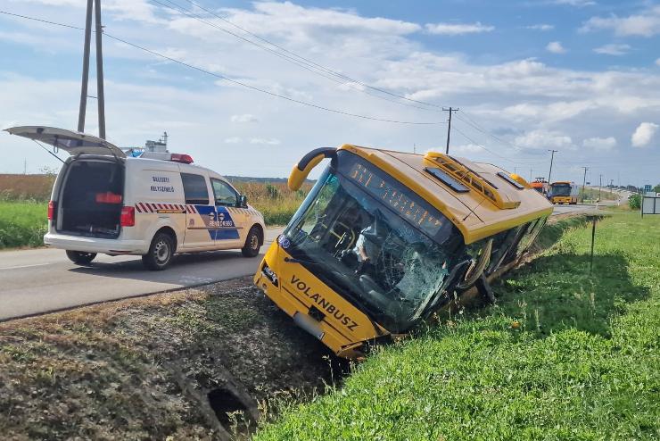 rokba hajtott egy busz Krmend kzelben – egy utas slyosan megsrlt 