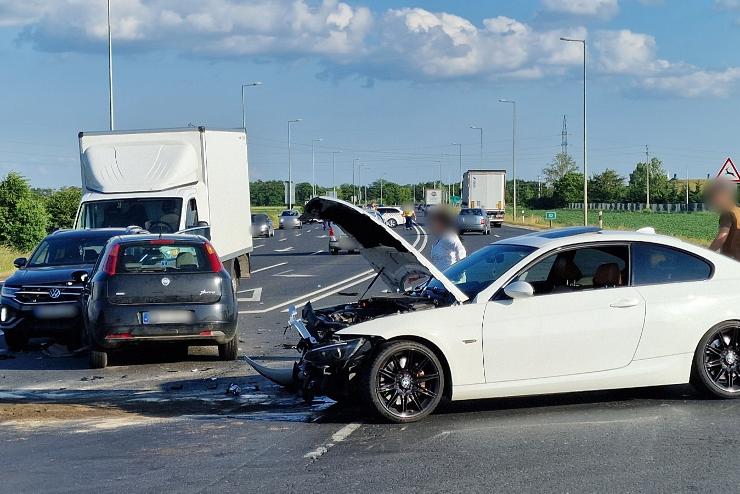 Figyelmetlenl hajtott r a 86-osra egy BMW vezetje, ngy aut trt ssze 