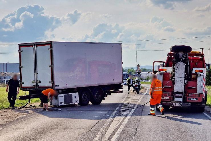 Leakadt a teheraut ptkocsija egy vasti tjrban, rokba csapdott a szerkezet a 87-es fton 