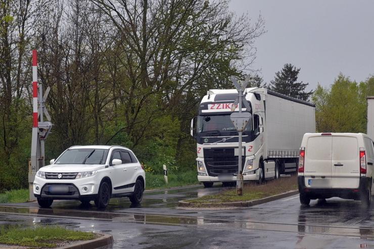 A snek fel lkte a sorompnl megll Suzukit egy Volvo kamion a 86-os fton 