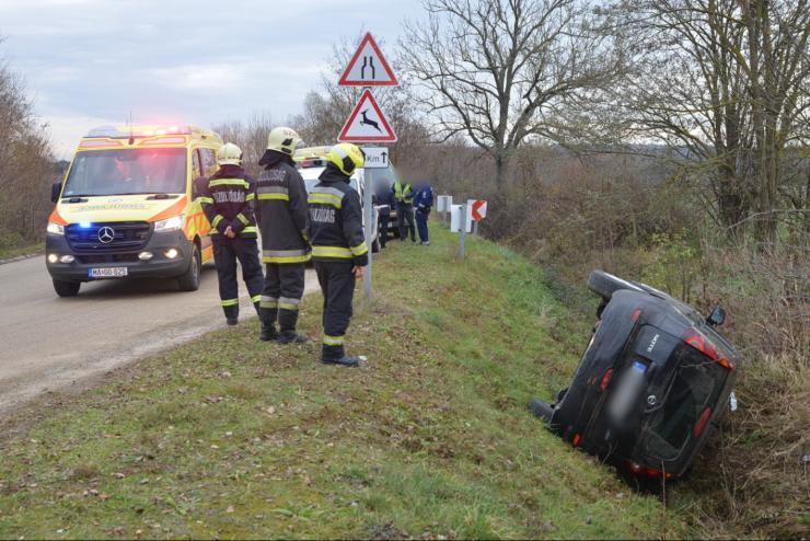 Kisodrdott s az oldalra borult egy Nissan S kzelben