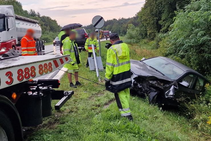 Kifogott az S-kanyar a sofrn, BMW csapdott KIA-ba a 86-os fton 