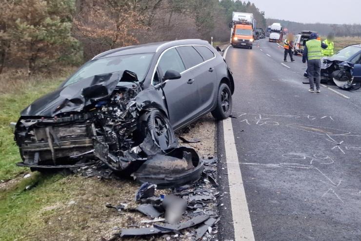 Szablytalanul elz Suzuki tkztt flfrontlisan Opellel, majd sszetrt kt j Porscht a 86-oson