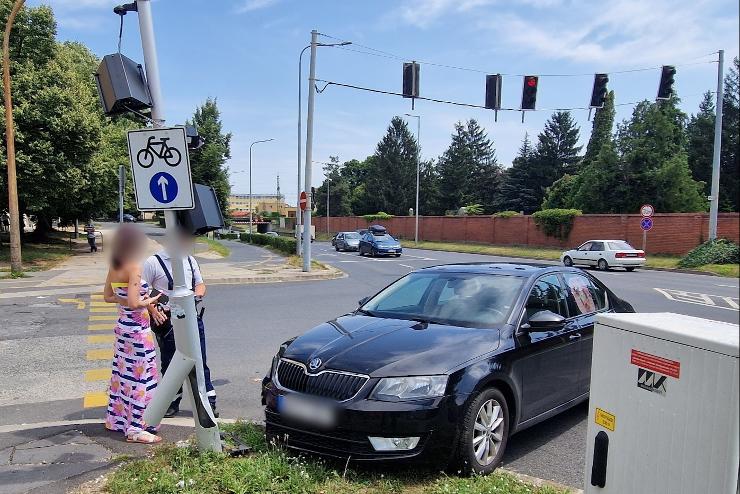 Kzlekedsi lmpa oszlopnak hajtott egy Skoda 