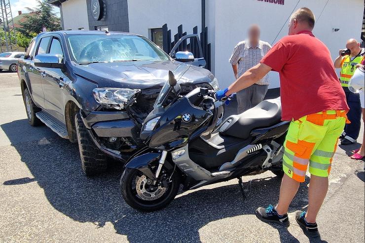 Lassan gurult a BMW motor el egy Ford Szombathelyen, megsrlt a motoros az tkzsnl 