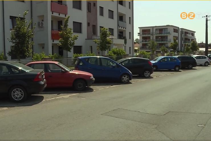 Jrdra cserlik a parkolhelyek egy rszt a Jszai Mari utcban