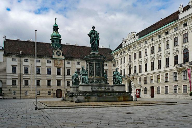 Bombafenyegets miatt kirtettk a bcsi Hofburgot