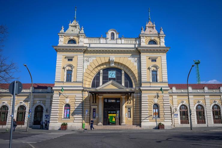 Szerdtl vizet osztanak a vastllomsokon s a buszplyaudvarokon