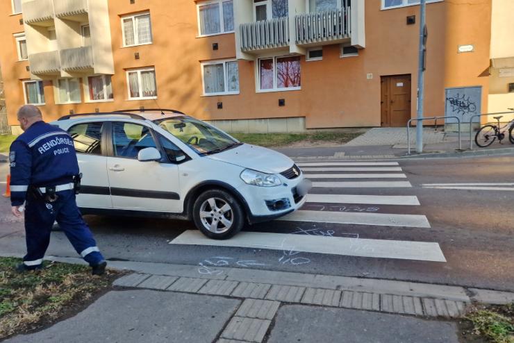 Bokor mgl gurult zebrra egy rolleres lny - az rkez Suzuki fellkte