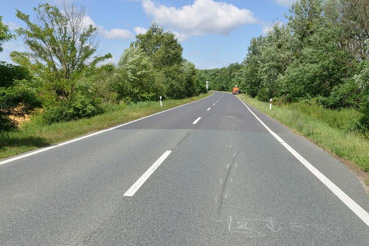 Slyosan megsrlt a motoros oktat a 8-ason, a stoppos n miatt taposott a fkbe eltte egy furgon vezetje