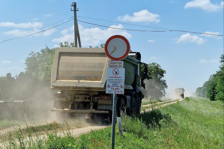 Felborult egy fldet szllt teheraut a Rba kzelben 