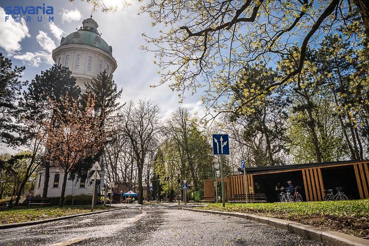 Csaldi dlutn a Vztorony s a KRESZ-park rnyas fi al