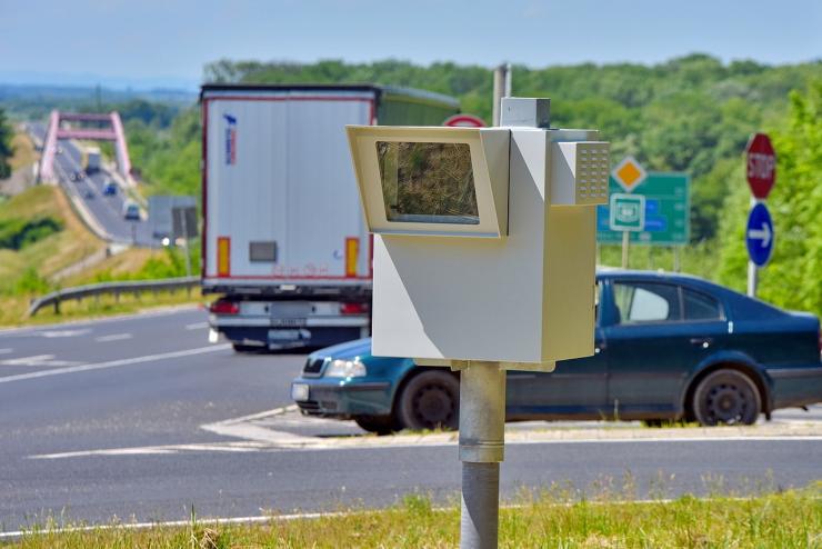 Traffipax-hzat ptettek a 84-es fton, az ostffyasszonyfai keresztezdsbe