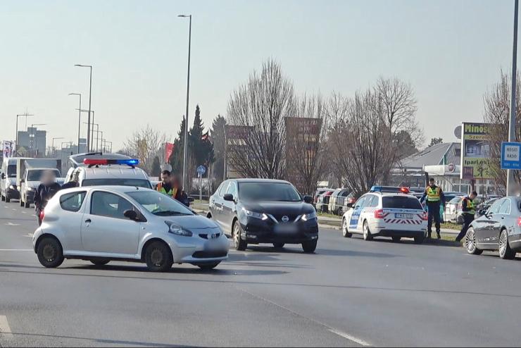 Kanyarod Mercedes perdtett meg egy telezldnl thalad Toyott Szombathelyen