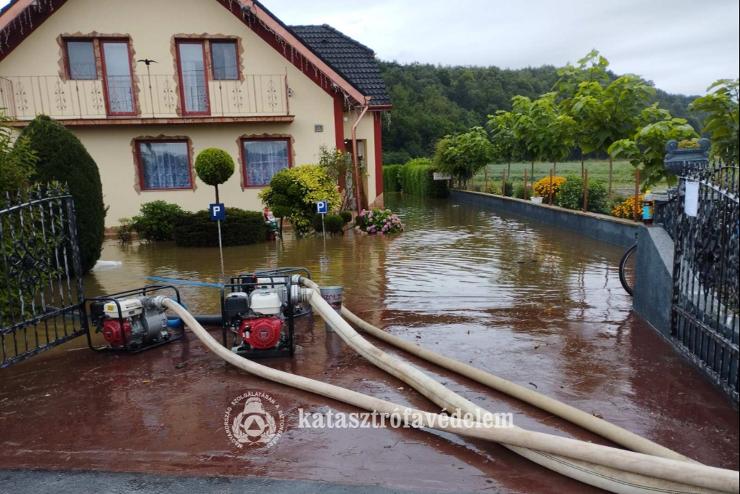 Folytatdik a vdekezs: Gasztonyban tbb hzat zrt el a megradt foly (kpgalria)