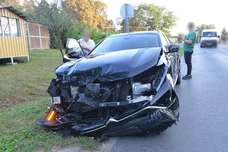 Szalagkorltnak csapdott egy VW, miutn belehajtott egy Citroen Srvrnl