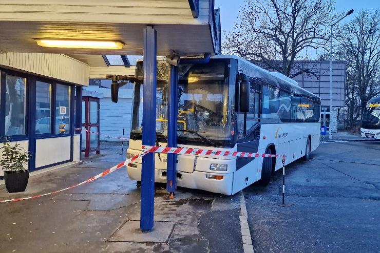 Oszlopnak csszott egy busz Szombathelyen