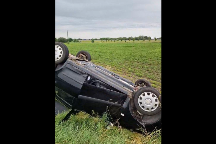 Baleset trtnt Nemesbdnl, egy aut felborult, tbben megsrltek (vide)