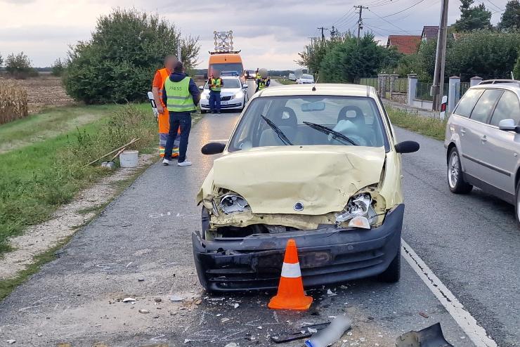 VW furgon htuljba hajtott egy Fiat Tplnszentkereszt hatrban, a 87-es fton