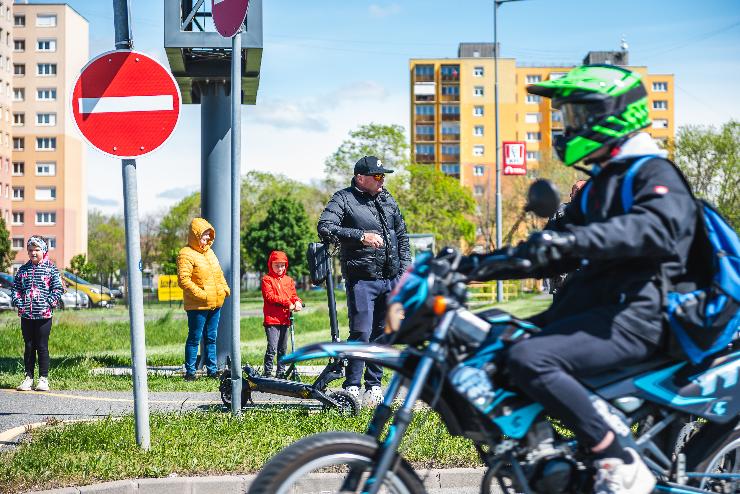 Motoros szakemberek segtsgvel kszl az j KRESZ