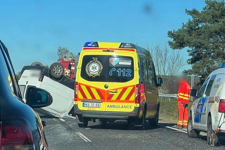 Ittas sofr Peugeot furgonja borult fel a krmendi egyenesben, a 86-oson